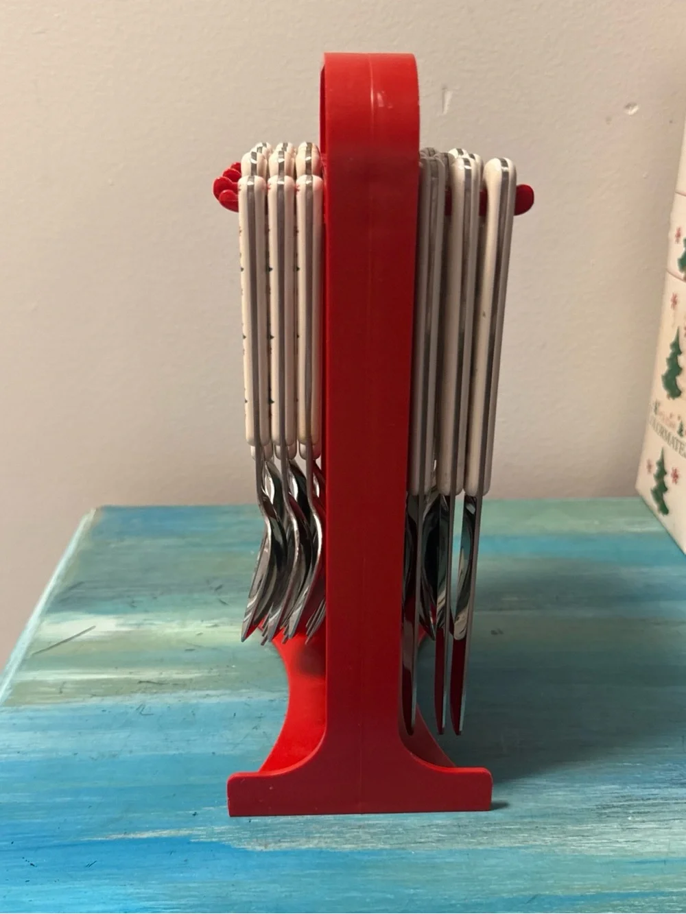 Oneida White and Green Holiday Tree 24 Piece Flatware Set with Red caddy and box